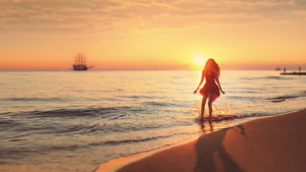 Девушка на закате у моря