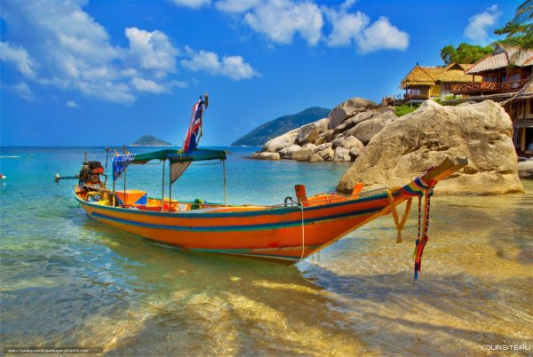 Лодка на берегу моря живопись