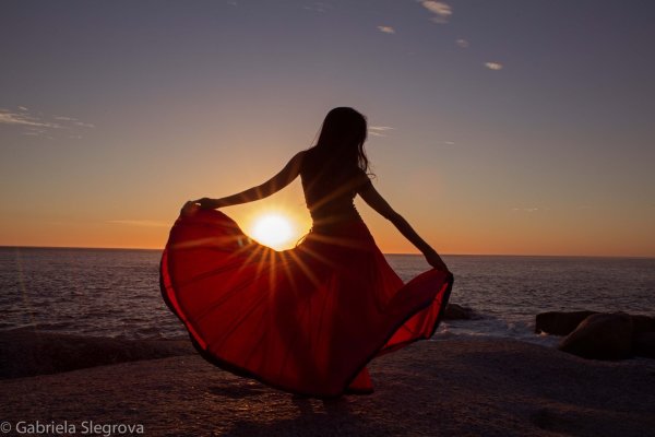 Девушка в Красном платье на берегу моря