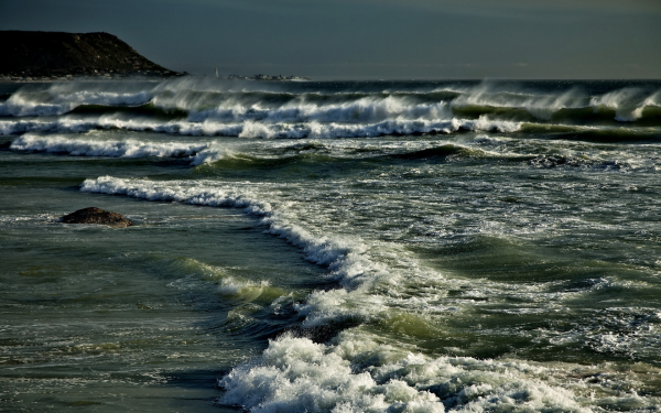 Море штормит