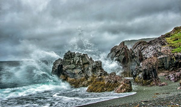 Прибой волны шторм скалы