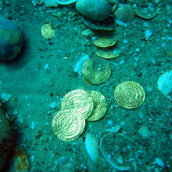 Монеты на дне моря