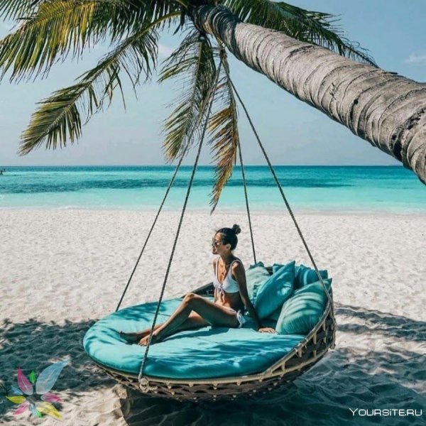 Брюнетка в гамаке