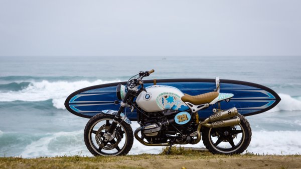Мотоцикл на фоне моря