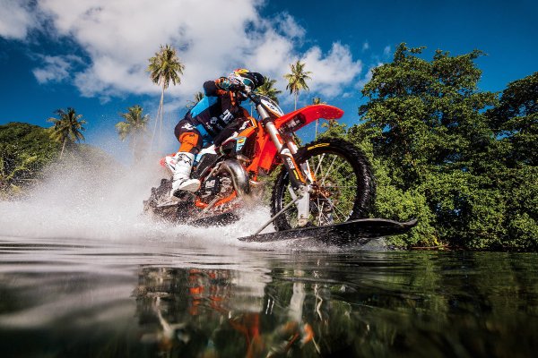 Мотоцикл на фоне моря