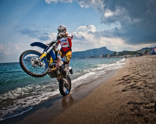 Мотоцикл на дороге