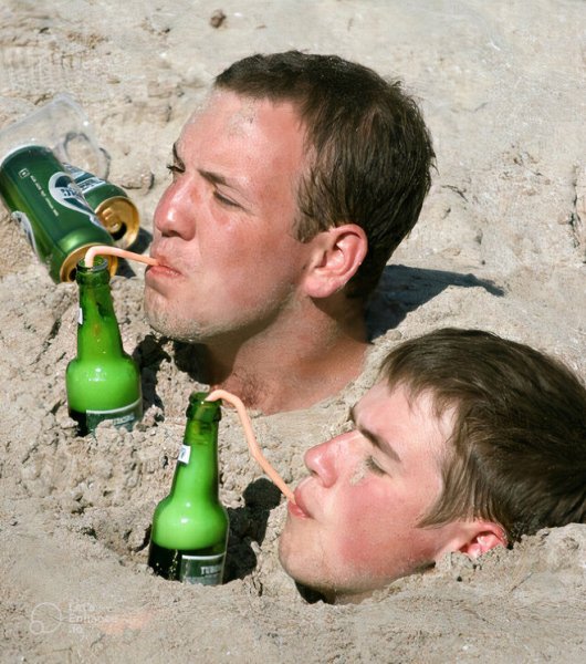 Уснул на пляже смешно