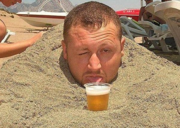 Мужчина купается в море