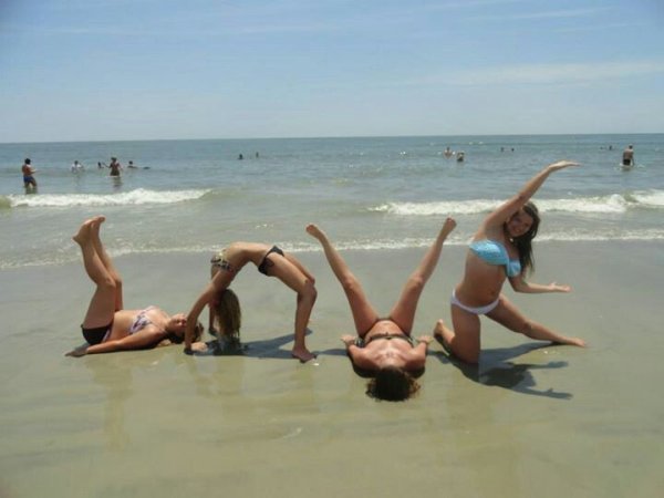 На пляже девушки пьяные