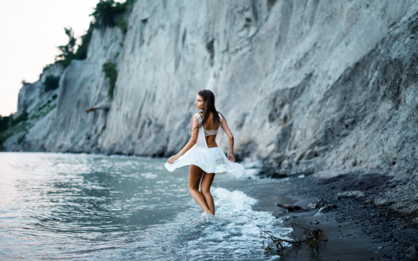 Девушка на берегу моря