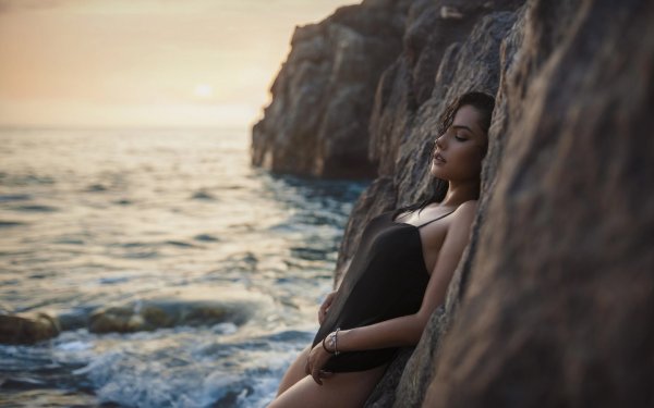 Девушка море шторм