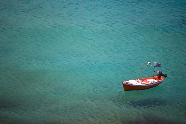 Рыбацкая лодка в море