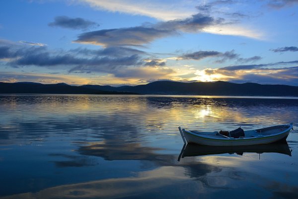 Лодка в море