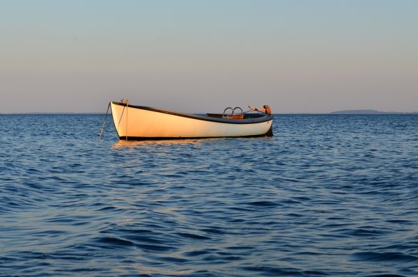 Лодка на фоне моря