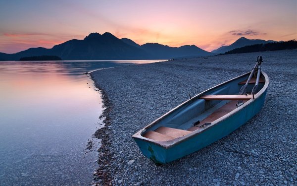 Красивый закат на лодке