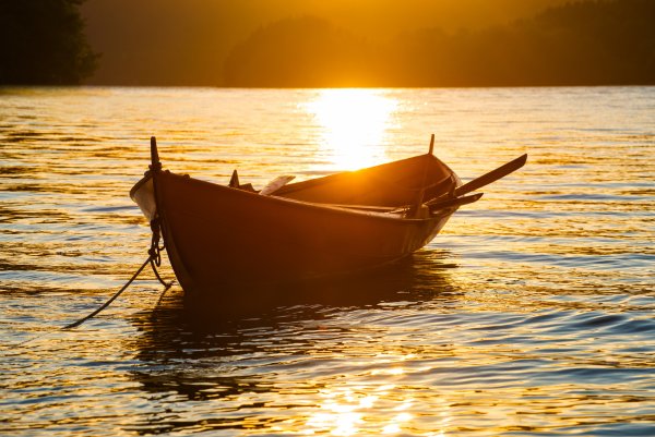 Лодка на фоне моря