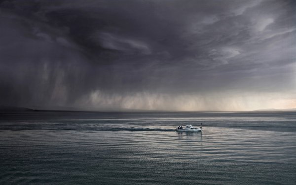Пасмурное небо и море