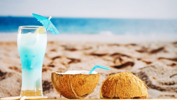 Коктейль на фоне моря