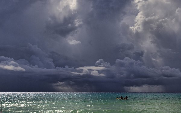 Бушующее море