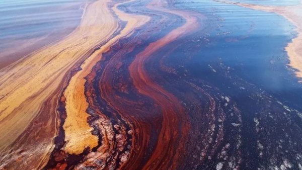 Разлив нефти в море