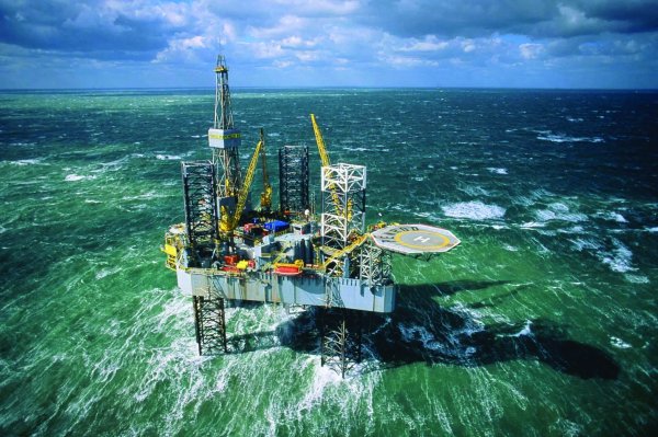 Нефтяная платформа ночью