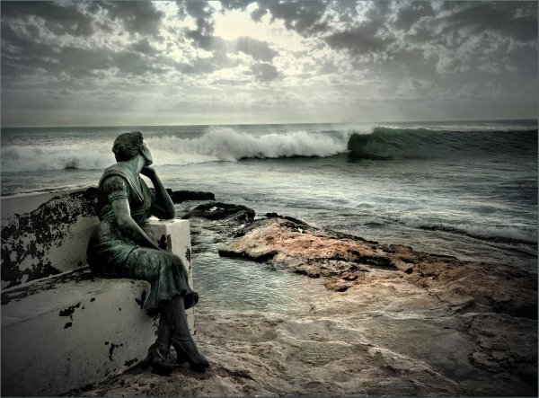 Одинокая девушка у моря