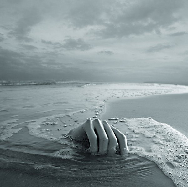 Одинокая женщина у моря