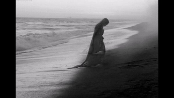 Одинокая девушка в тумане