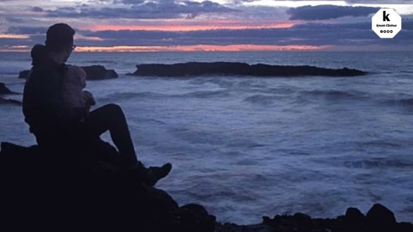 Девушка у моря гиф