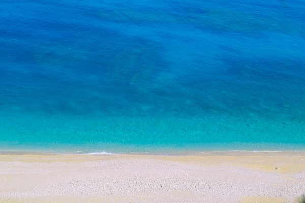Море с белым песком и голубой водой