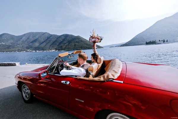 Мужчина в кабриолете