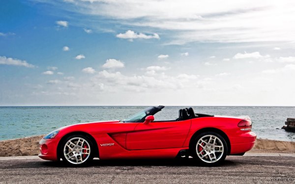 Красный кабриолет Додж