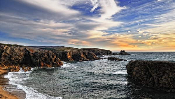 Скалистый берег океана