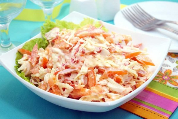 Салат красное море с крабовыми палочками и помидорами