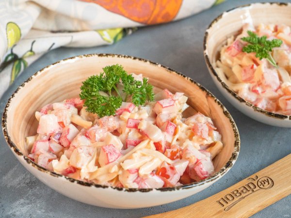 Салат красное море с крабовыми палочками и помидорами
