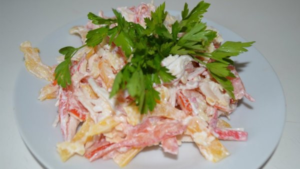 Салат красное море с крабовыми палочками и помидорами