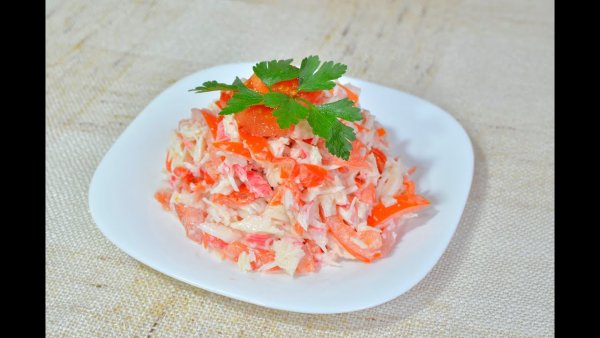 Салат красное море с крабовыми палочками и помидорами