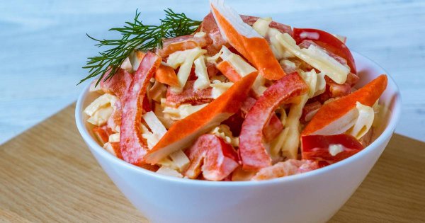 Салат с крабовыми палочками и помидорами и болгарским перцем