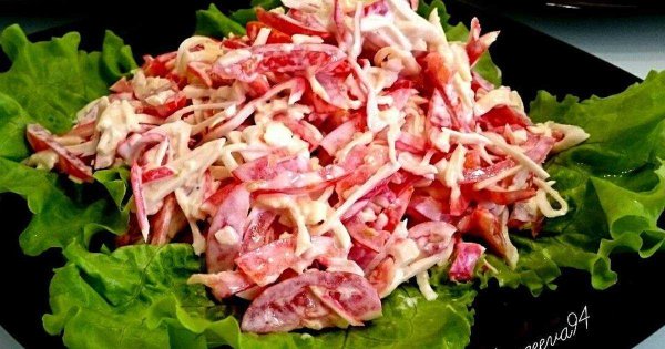 Салат красное море с крабовыми палочками и помидорами