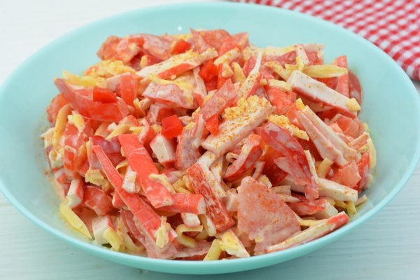 Салат красное море с крабовыми палочками и помидорами