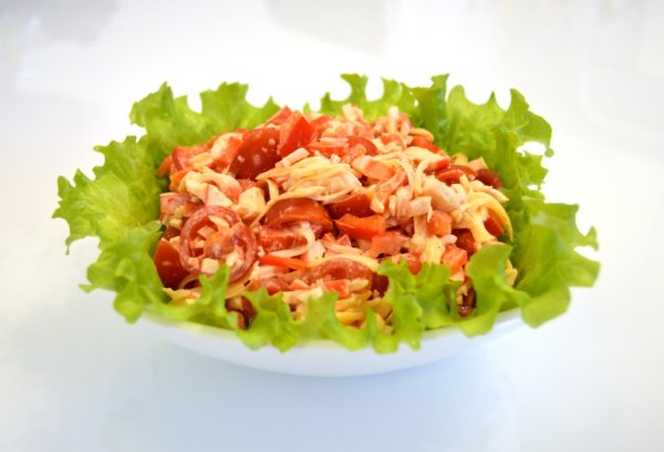Салат красное море с крабовыми палочками и помидорами