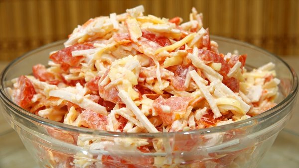 Салат красное море с крабовыми палочками и помидорами