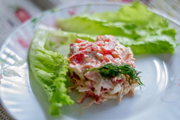 Салат красное море с крабовыми палочками и помидорами