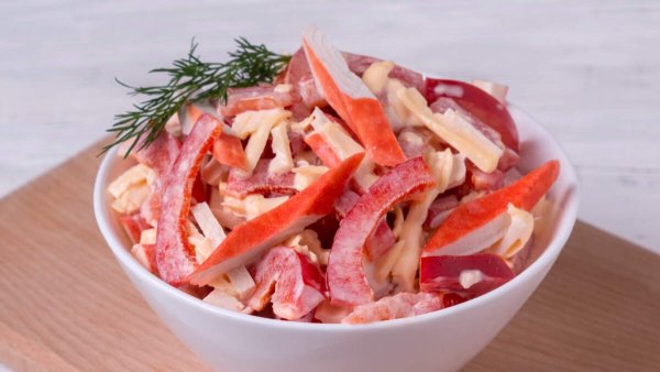 Салат красное море с крабовыми палочками и помидорами
