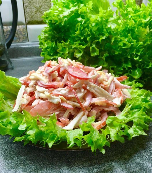 Салат красное море с крабовыми палочками и помидорами