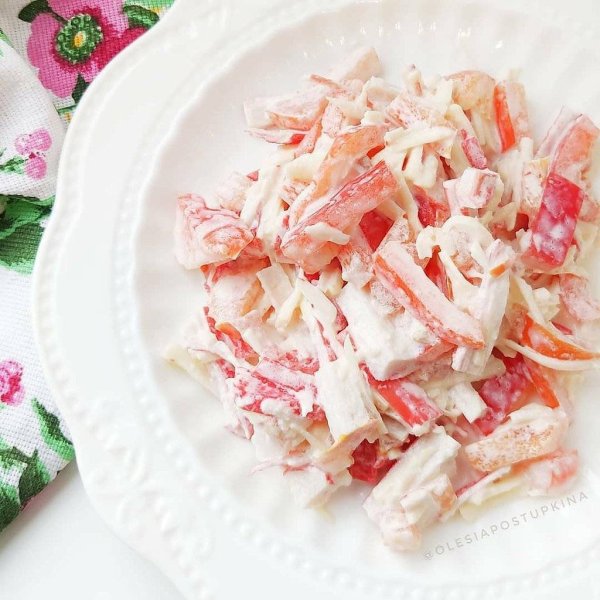 Салат красное море с крабовыми палочками и помидорами