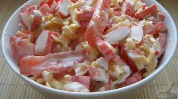 Салат красное море с крабовыми палочками и помидорами и перцем