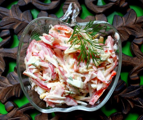 Салат красное море с крабовыми палочками и помидорами и болгарским