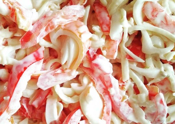 Салат красное море с крабовыми палочками и помидорами