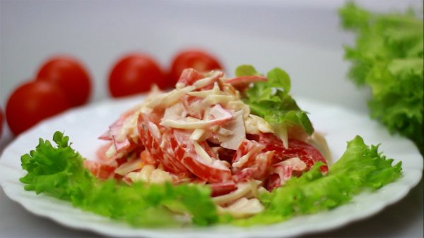 Салат красное море с крабовыми палочками и помидорами